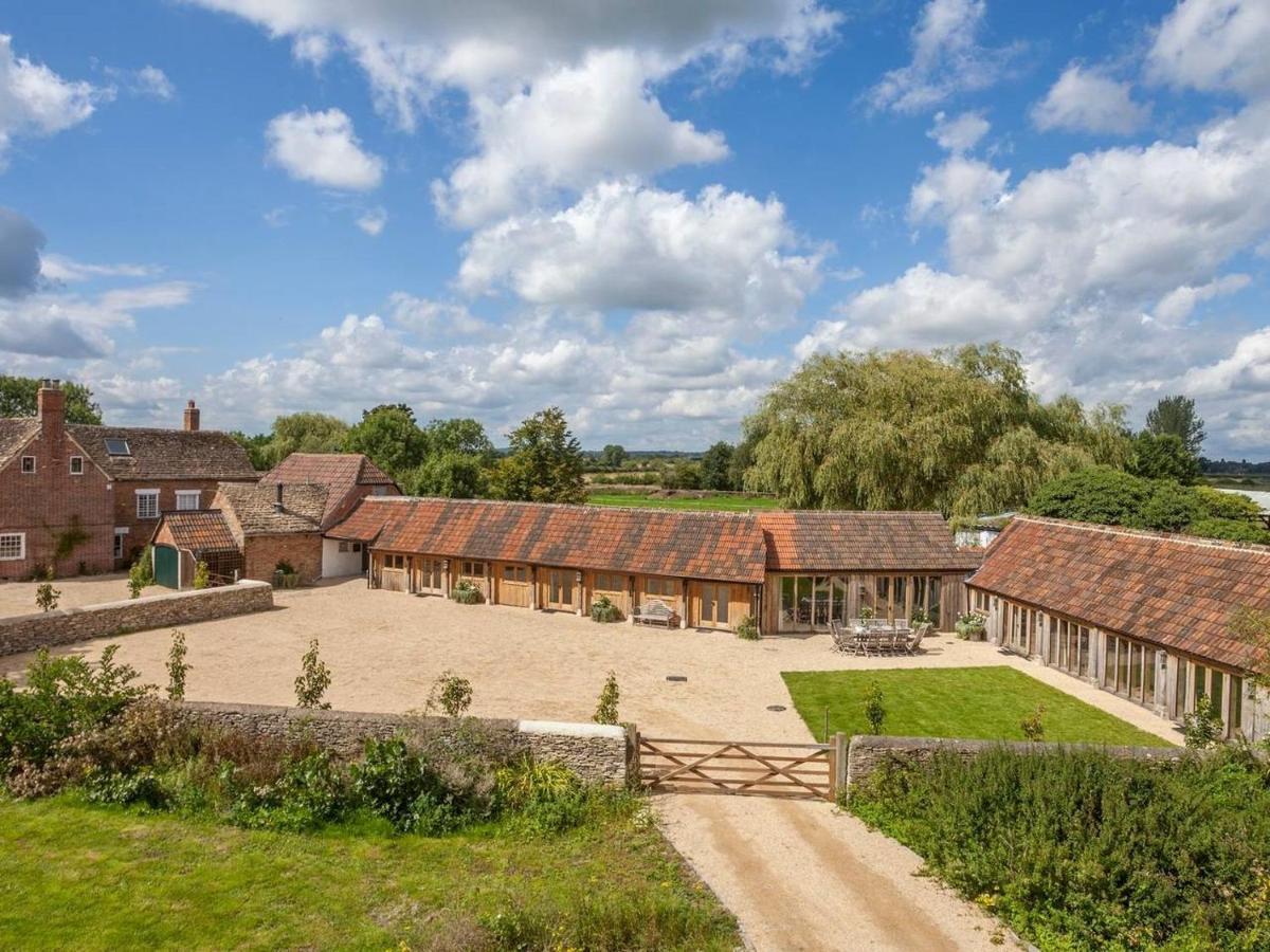 The Cowsheds Villa Brinkworth Екстериор снимка